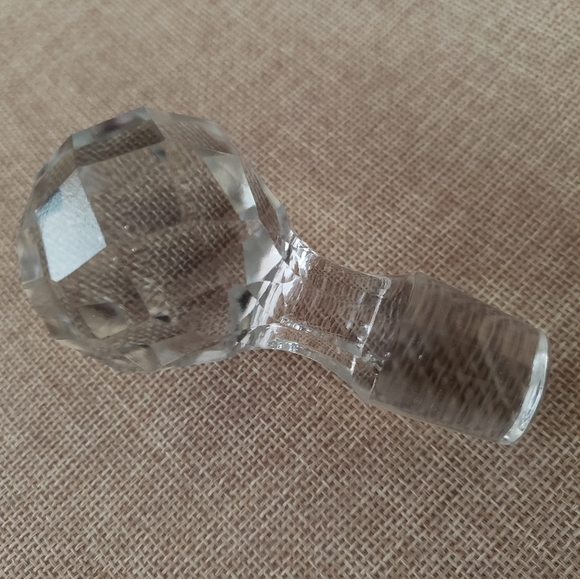 Crystal Bottle Stopper, Round with facets, Excellent Condition - Picture 5 of 10